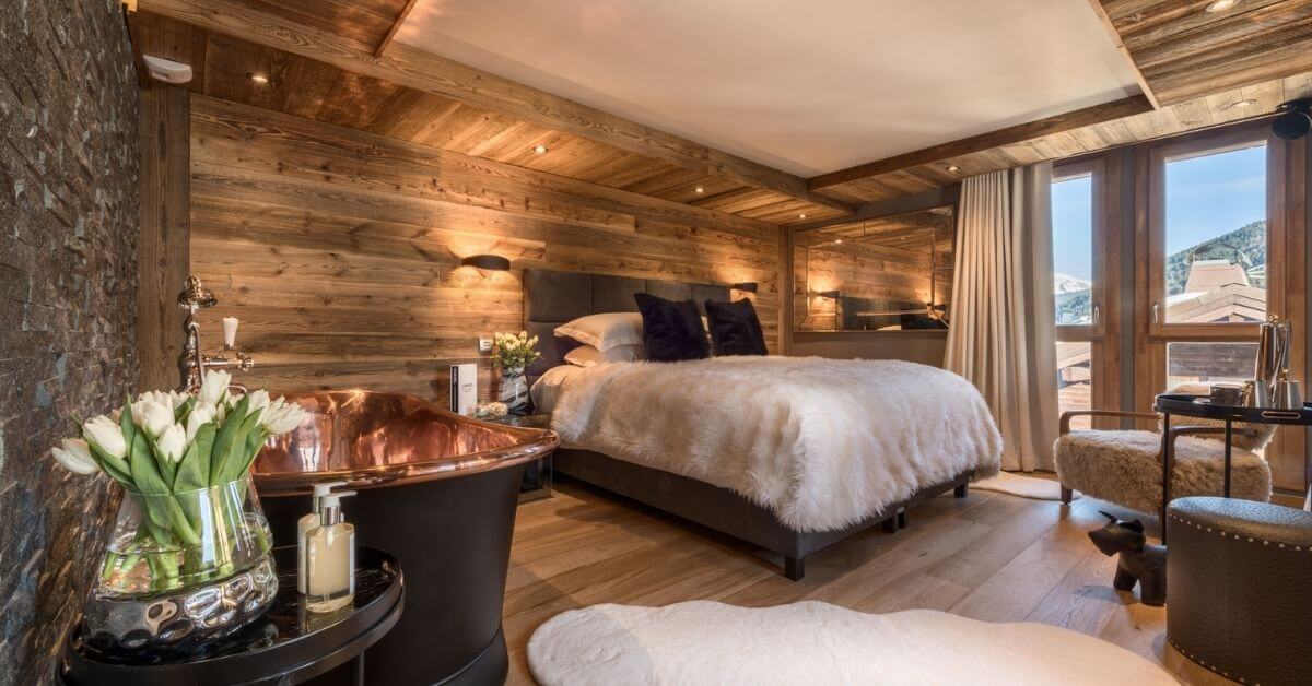 Le Coin Perdu bedroom featuring copper bathtub