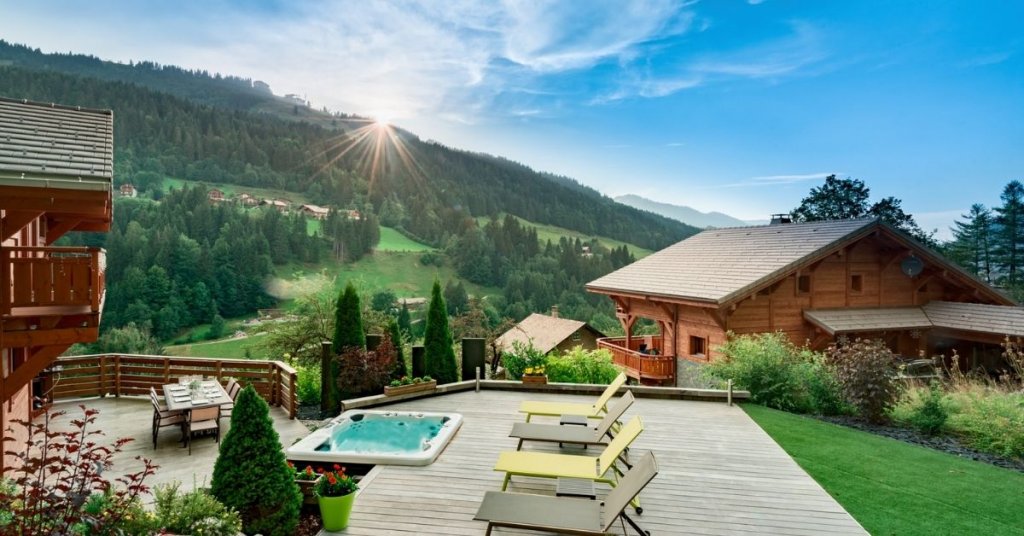 Chalet Aubois hot tub and mountain views