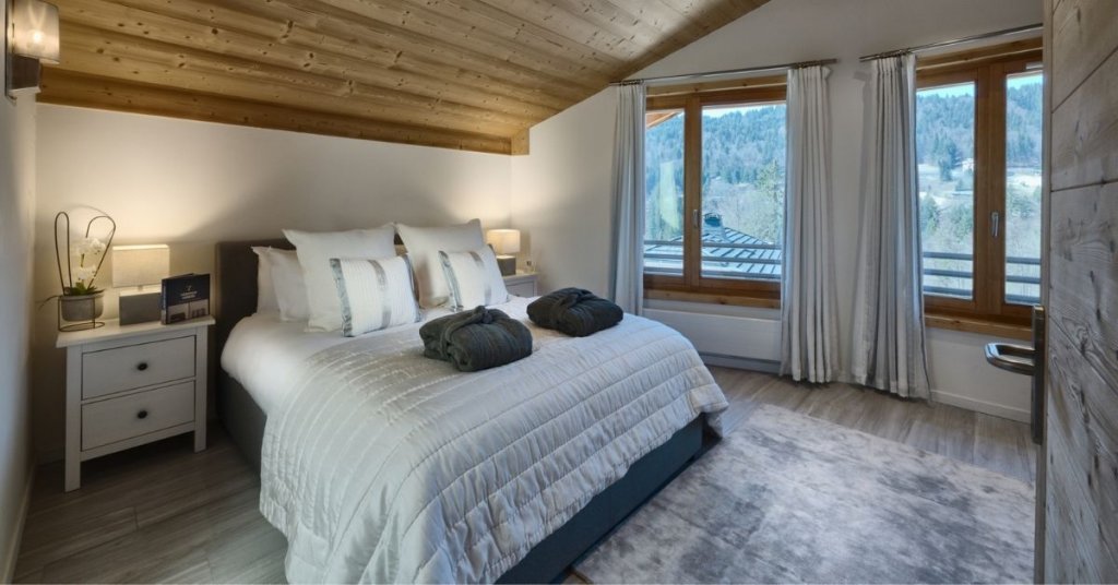 Chalet Blanc chambre avec vue panoramique sur les montagnes françaises