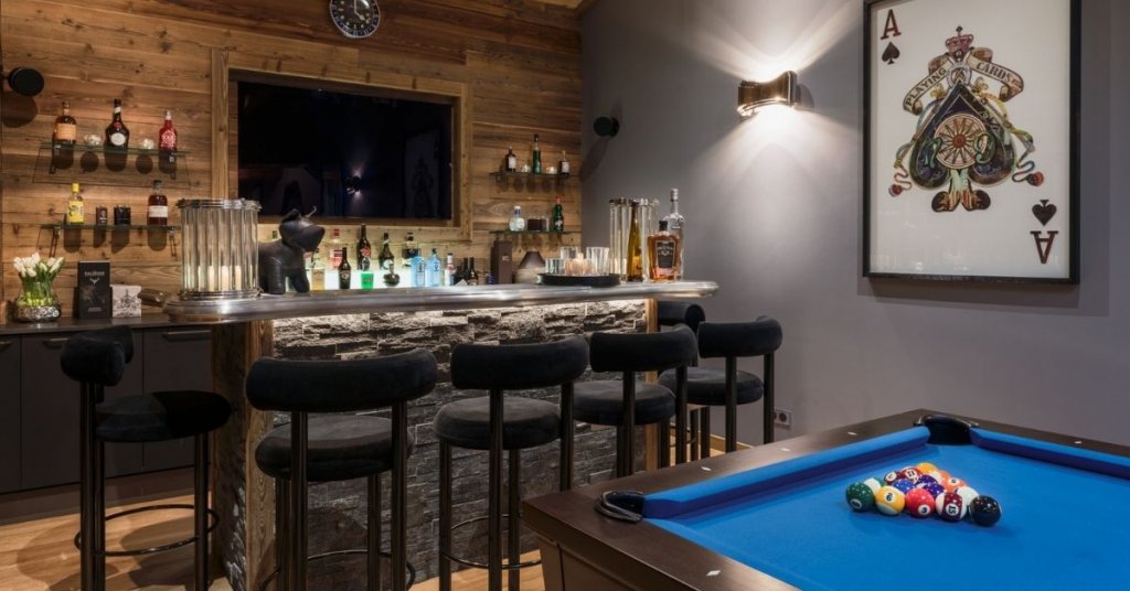 Chalet with a bar and pool table