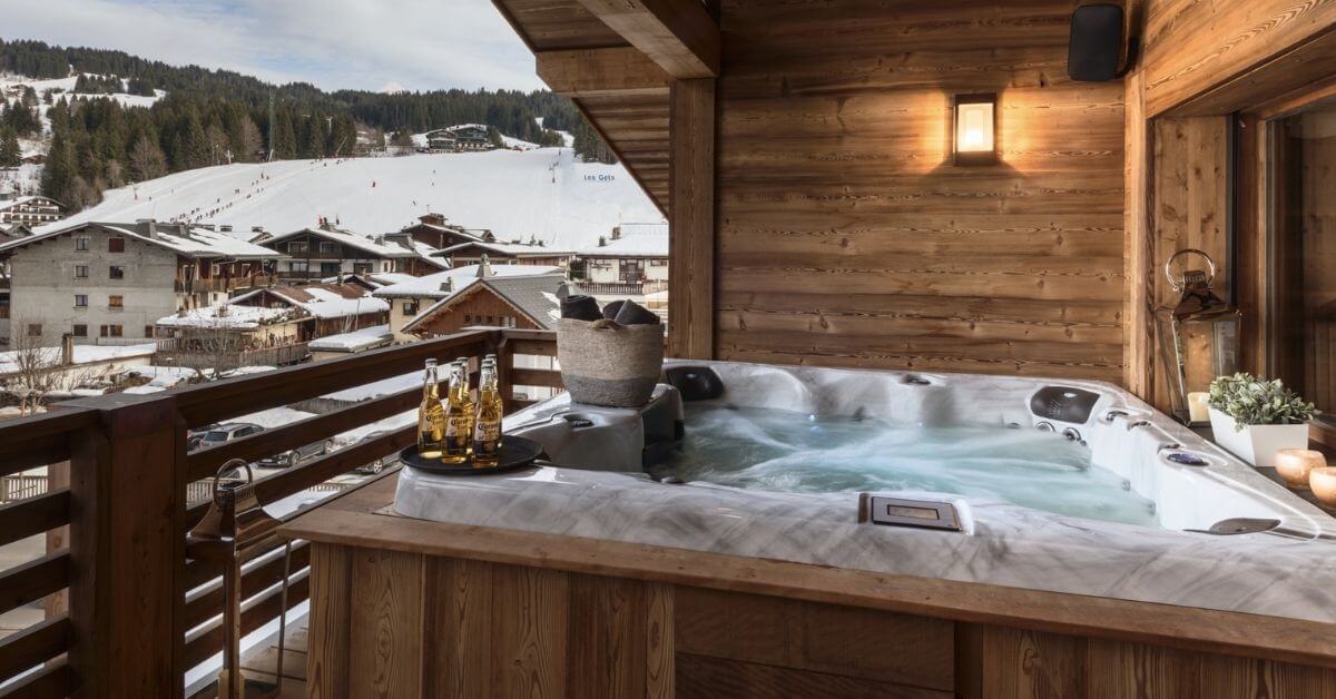 Hot tub on the balcony at Le Coin Perdu Chalet in Les Gets