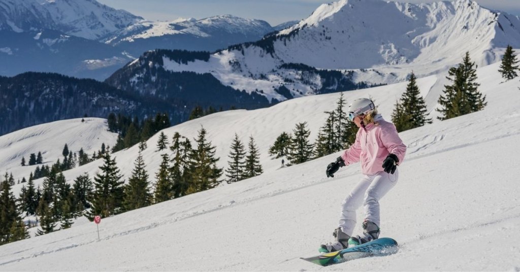 MORZINE. La poussette hiver avec skis à l'avant et pneus neige à l