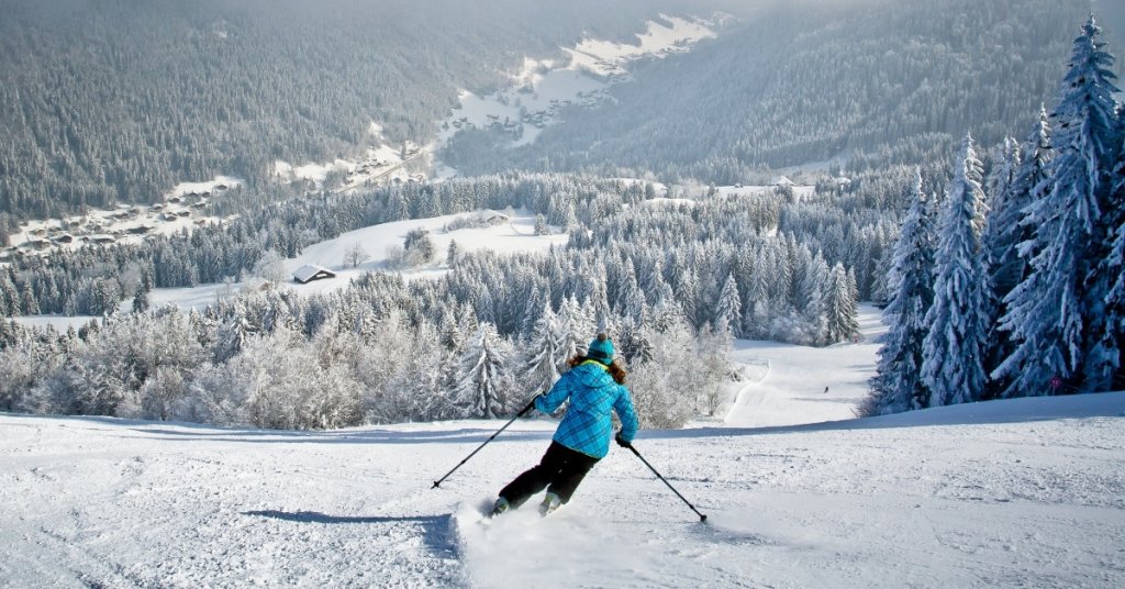 MORZINE. La poussette hiver avec skis à l'avant et pneus neige à l