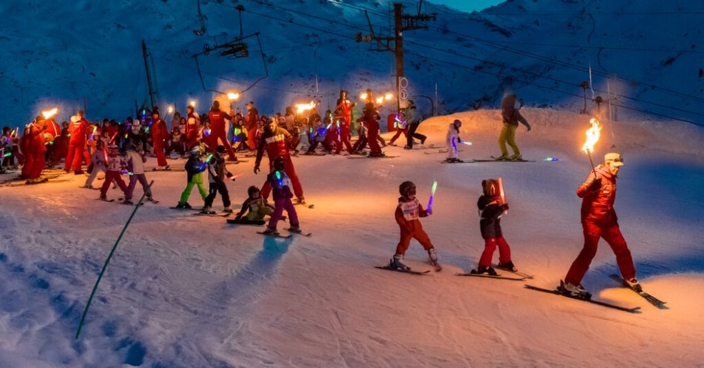 MORZINE. La poussette hiver avec skis à l'avant et pneus neige à l