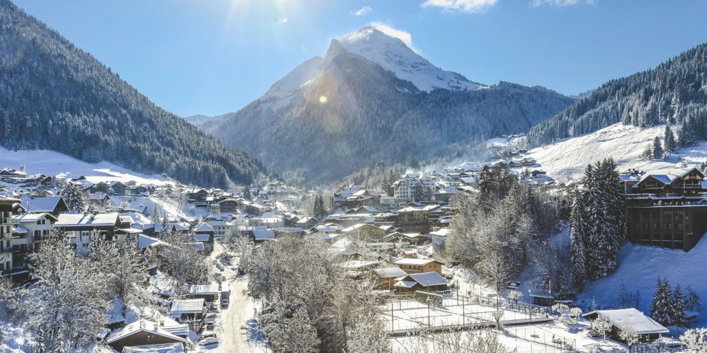 Météo à Morzine - village avec les montagnes en arrière-plan