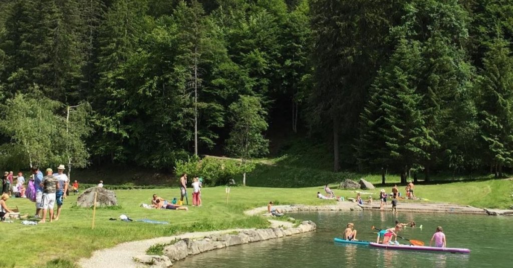 Baignade dans le lac Montriond, Les Gets en été