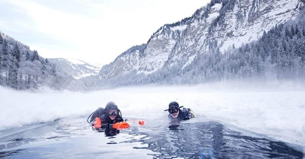 Plongée sous glace avec aquaventure - choses à faire en hiver sur Les Gets