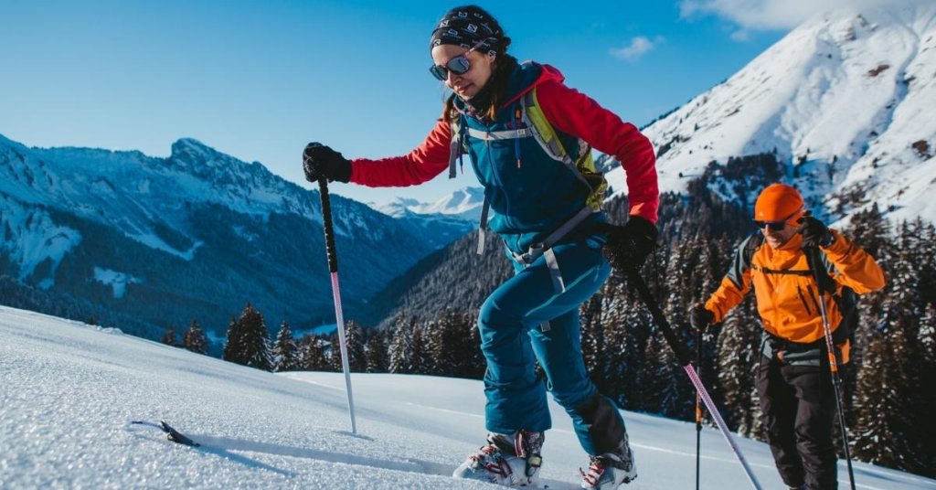 MORZINE. La poussette hiver avec skis à l'avant et pneus neige à l