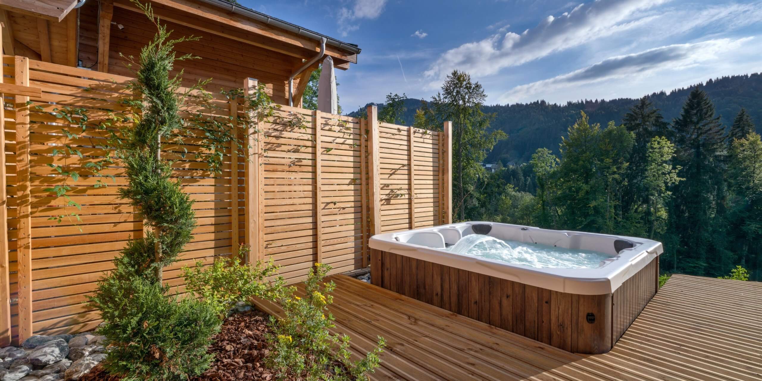 Chalet Lorne outdoor space and hot tub summer