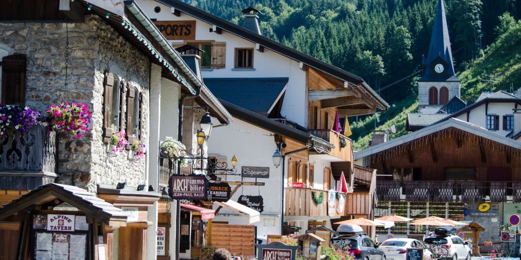 Vue au sol des magasins et restaurants du village de Les Gets en été